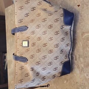 Woman's Dunnie and Berk should bag
